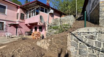 Trabzon'da heyelan nedeniyle bir evde hasar oluştu, bir ev tahliye edildi