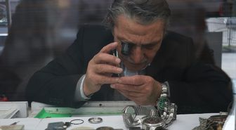 Trabzonlu 73 yaşındaki saat ustası yarım asırdır zamana ayar veriyor