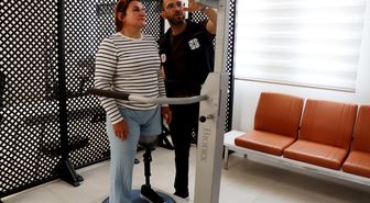 Trafik kazasında sol bacağını kaybeden kadın hayalindeki proteze 38 yıl sonra kavuştu