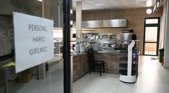 Trakya Üniversitesi Meriç Sosyal Tesislerinde robot garson hizmete başladı