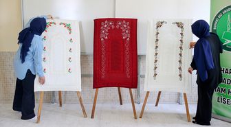 Türk İslam motiflerini işledikleri seccadelerin gelirini Gazze'ye gönderecekler