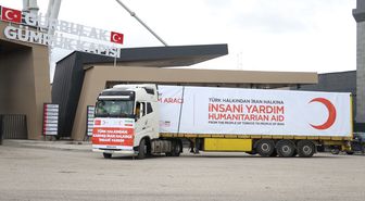 Türk Kızılayın insani yardım malzemelerini taşıyan 4 tırı İran'a geçti