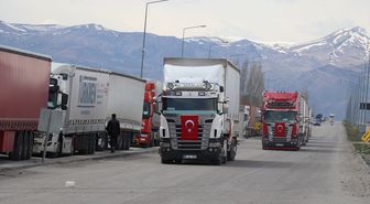 Türkiye'den İran'a tıbbi malzeme taşıyan 6 tır Ağrı'dan sınırı geçti