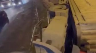 Tuzla TEM Otoyolu'nda TIR devrildi; trafik yoğunluğu oluştu