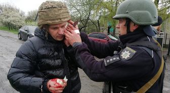 Ukrayna'da bir kişinin el bombalı saldırısında 5 polis yaralandı