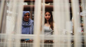 Üniversite öğrencileri kültürel mirasa dikkati çekmek için asırlık tezgahlarda ipek dokudu