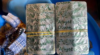 Uyuşturucu hapları kamufle etmek için, 'Afiyet olsun' yazılı folyoyla paketlemişler