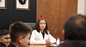 Vali Çiçek, makamını ilkokul öğrencisi Zeynep'e devretti