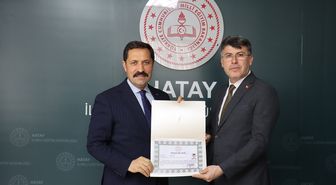 Vali Masatlı '2. Hatay Robot Yarışması'nda görev alan ekibe başarı belgesi verdi