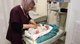 Yeni hayatların ilk tanığı Sümeyya ebe 16 yıldır annelere rehberlik ediyor