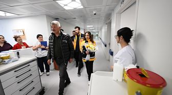 Yolda fenalaşan yaşlı adam kameraları izleyen muhtarın dikkati ve erken müdahaleyle kurtarıldı