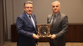 Yomra Belediye Başkanı Bıyık'tan Trabzon Büyükşehir Belediye Başkanı Genç'e plaket