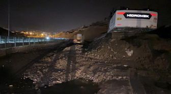 Yüksekova'da heyelan: Pizok yolu trafiğe kapatıldı