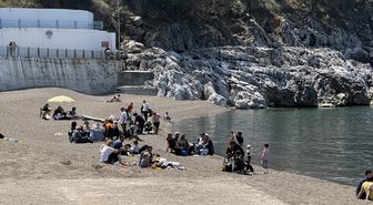 Zonguldak'ta vatandaşlar güneşli havayı sahilde ve yeşil alanlarda değerlendirdi
