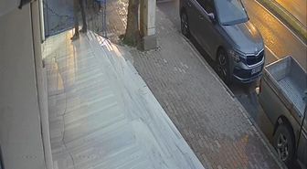 4 araca çarptı, hızını alamayıp markete daldı