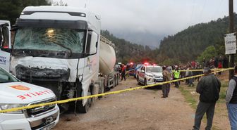 Antalya'da TIR ile minibüs çarpıştı: 7 ölü, 7 yaralı