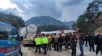 Antalya-Isparta karayolunda işçileri taşıyan minibüs ile beton mikseri çarpıştı: 7 ölü, 7 yaralı