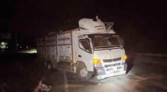 Çorum'da hafif ticari araç kamyona çarptı: 3 yaralı