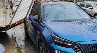 Fırtınanın etkisiyle yapıdan kopan parça araca zarar verdi