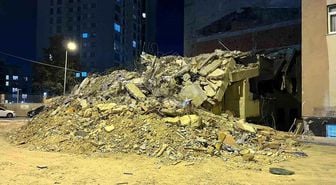 Küçükçekmece'de kentsel dönüşümdeki bina tek darbeyle yıkıldı