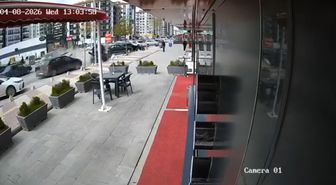 Otomobil park halindeki araçlara çarptı; kaza anı kamerada