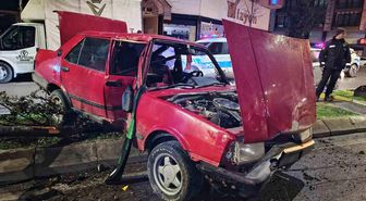 Otomobilin çarptığı ağaç karşı şeritteki aracın üzerine devrildi: 1 yaralı