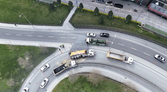 Sarıyer'de devrilen hafriyat kamyonunun şoförü yaralandı