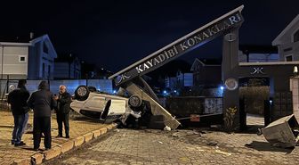 Takla atan otomobil, sitenin girişindeki beton bloğa çarptı: 1 yaralı