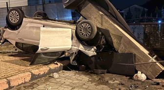 Takla atan otomobil sitenin girişini yıktı: 1 yaralı