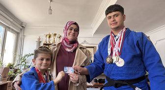 Annelerinin antrenmana götürmek için ehliyet aldığı judocu kardeşler, şampiyon oldu