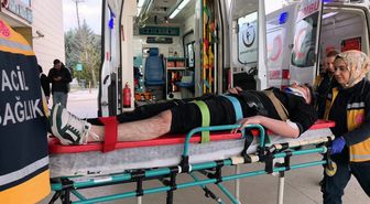 Bursa'da iki otomobilin karıştığı kazada sürücüler yaralandı