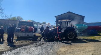 Evin bahçede park halindeki traktör yandı