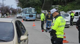 Gazetecilerden, polislere uygulama noktasında kutlama