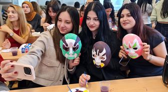 İstanbul'da Üniversite Öğrencileri, Pekin Operası'nın Gizemli Dünyasını Bizzat Deneyimledi