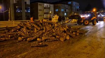 Kamyondan kara yoluna dökülen odunlar kaldırıldı