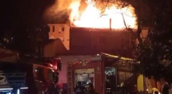 Kartal'da 3 katlı binanın çatısı alev alev yandı; 2 kişi dumandan etkilendi