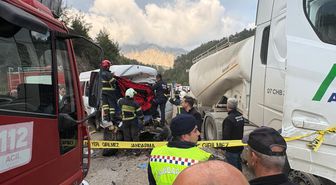 Minibüs ile beton mikserinin çarpıştığı kazada ölen 7 kişinin cenazeleri alındı