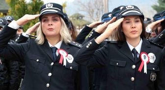 Şırnak'ta Polis Haftası etkinlikleri kapsamında şehitler anıtına karanfil bırakıldı