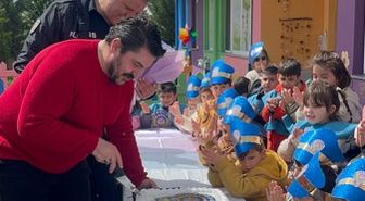 Anaokulu öğrencilerinden şüpheli şahıs ihbarına gelen polislere pastalı sürpriz
