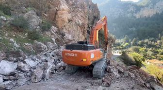 Fethiye'de yamaçtan düşen kaya parçaları yolu kapattı
