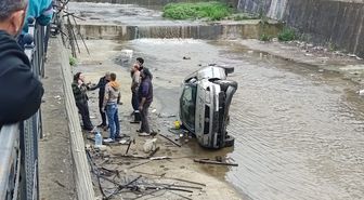 Kanala uçan otomobildeki anne ve bebeği kurtarıldı