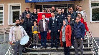 Mahalle sakinlerinden polislere sürpriz kutlama