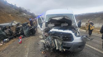GÜMÜŞHANE'de Öğretmenleri Taşıyan Servis Minibüsü ile Otomobil Kafa Kafaya Çarpıştı: 1 Ölü, 9 Yaralı