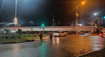 Siirt'te dev köprü kirişi kavşakta takılı kaldı