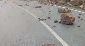Tokat'ta yağış sonrası kaya parçaları yola yuvarlandı