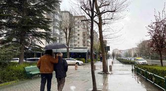 Vatandaşlar karla karışı yağmura hazırlıksız yakalandı