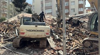 Avcılar'da kontrollü yıkım sırasında bina çöktü; operatör kıl payı kurtuldu