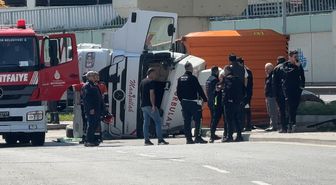 Beylikdüzü'nde TIR devrildi; şoför yaralandı