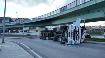 Beylikdüzü'nde virajı alamayan TIR devrildi
