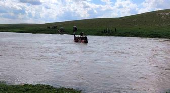 Derenin ortasında mahsur kalan 3 kişi kurtarıldı
